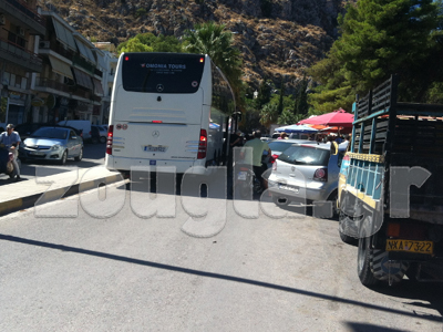 Έκλεισαν το δρόμο και το λεωφορείο πάρκαρε στη μέση…